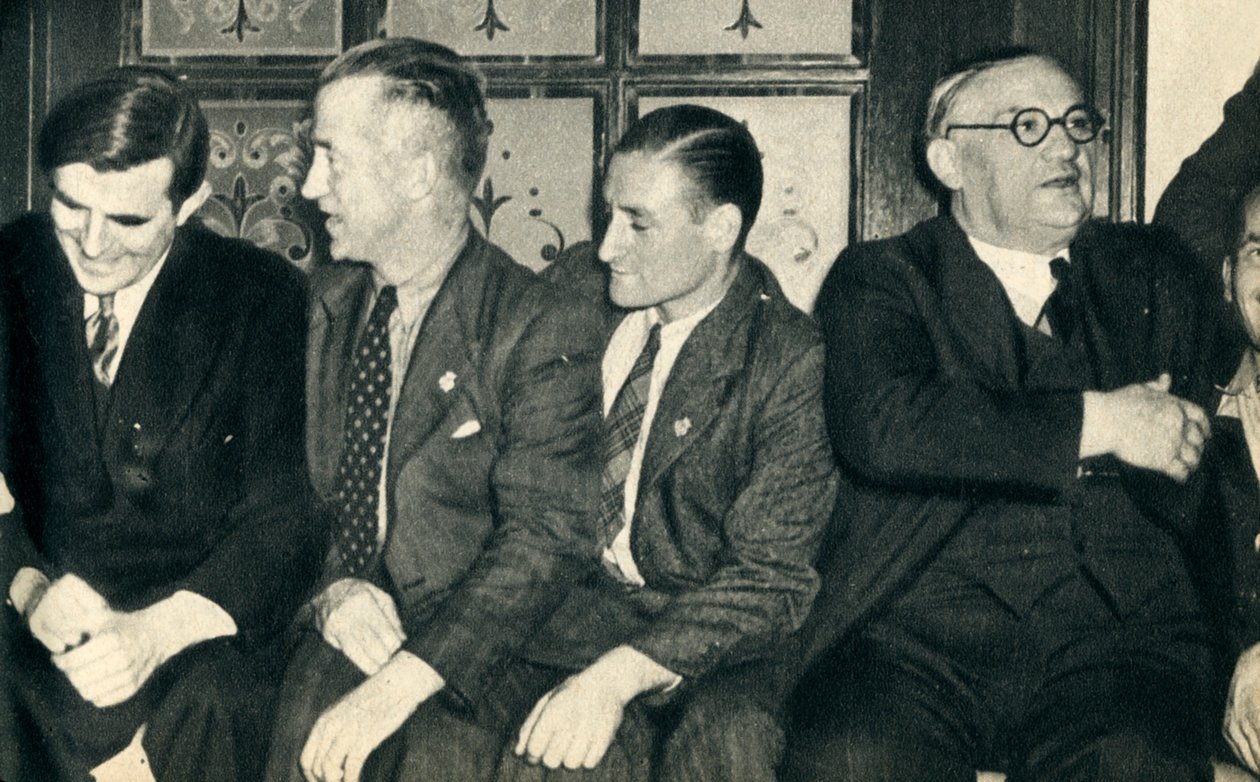 Karadaki Gemi Arkadaşları. John G. Winant, Ernest Bevin, tüccar denizcilerle, 1942 by Unbekannt