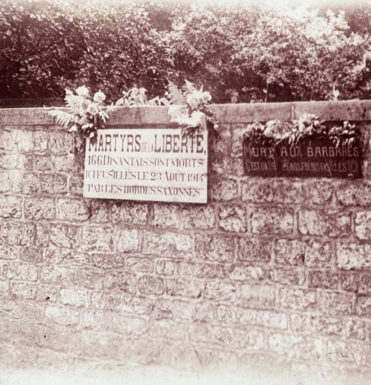 Almanlar tarafından vurulan sivillerin anısına imza atın, Dinant, Belçika, c1914-c1918 by Unbekannt