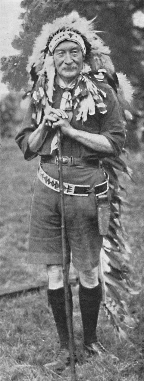 Sir Robert Baden-Powell, bir Kızılderili kabilesinin elbisesi içinde, c1925. by Unbekannt