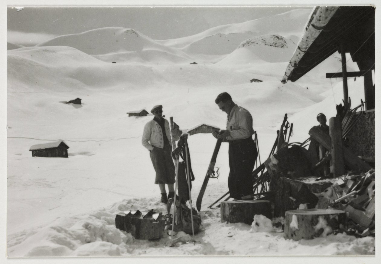 Bir dağ evinin dışındaki kayakçılar, 1930 dolayları by Unbekannt
