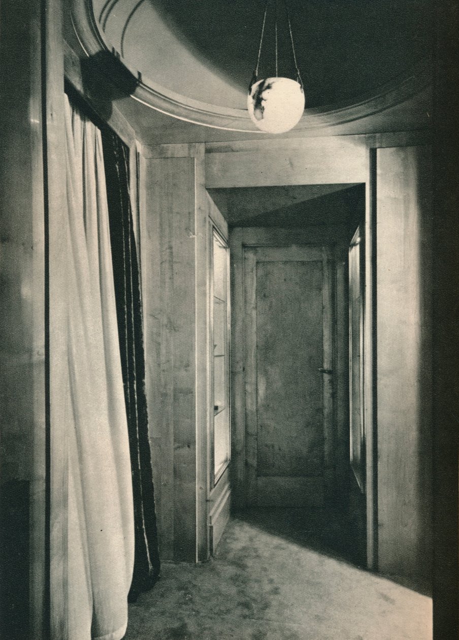 Beyaz Çınar Dolaplı Küçük Giriş Salonu, c1925 by Unbekannt