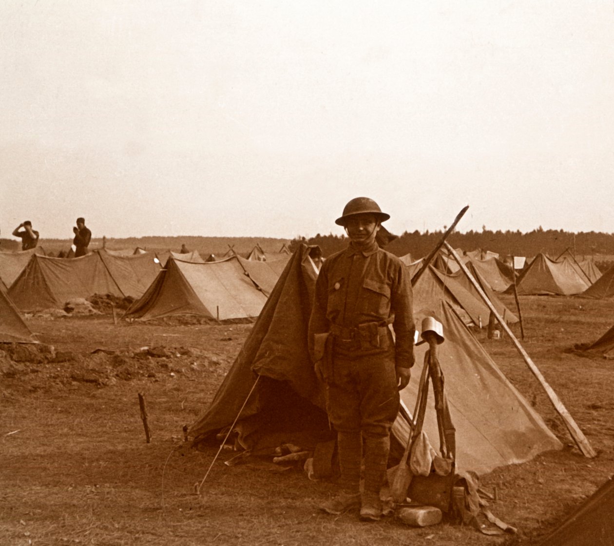 Çadırın yanında duran asker, Amerikan kampı, Melette, Fransa, c1914-c1918. by Unbekannt