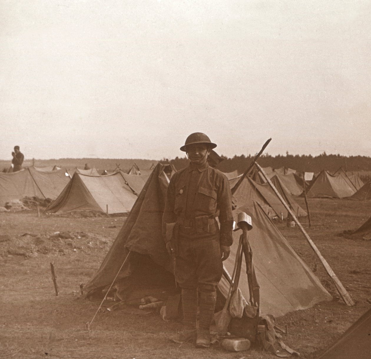 Çadırın yanında duran asker, Amerikan kampı, Melette, Fransa, c1914-c1918. by Unbekannt