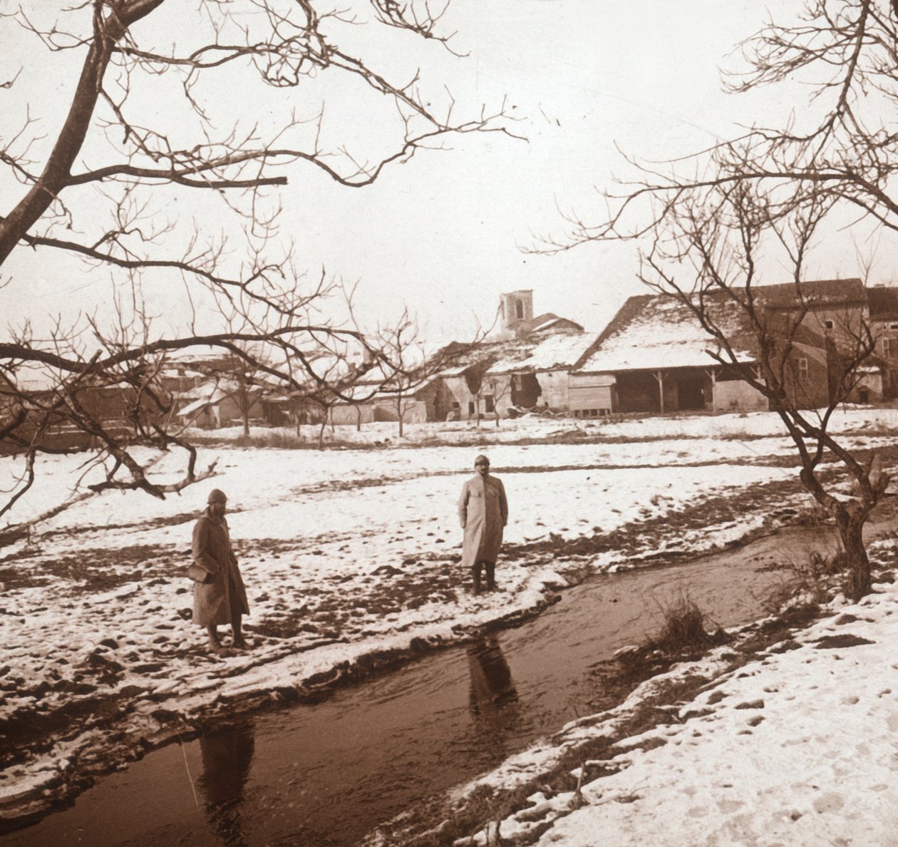 Nehir kenarındaki askerler, Bernecourt, kuzey Fransa, c1914-c1918 by Unbekannt