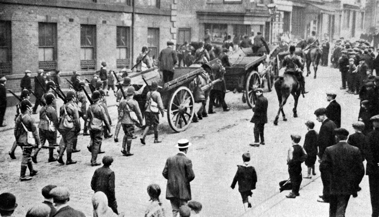 Grev sırasında kömür arabalarını taşıyan askerler, Sheffield, c1920 by Unbekannt