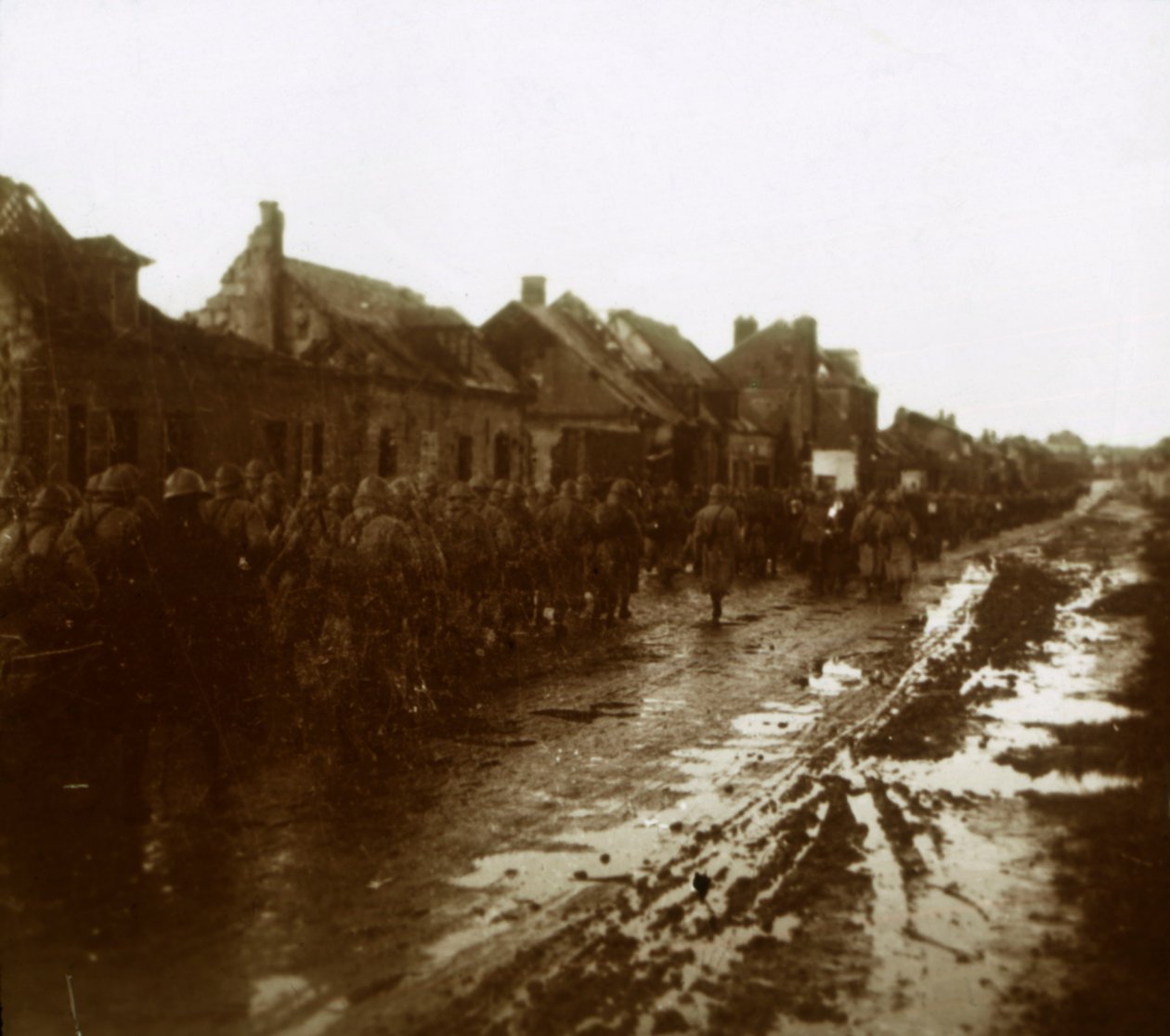 Bombalanmış evlerin yanından yürüyen askerler, Şampanya, kuzey Fransa, c1914-c1918 by Unbekannt