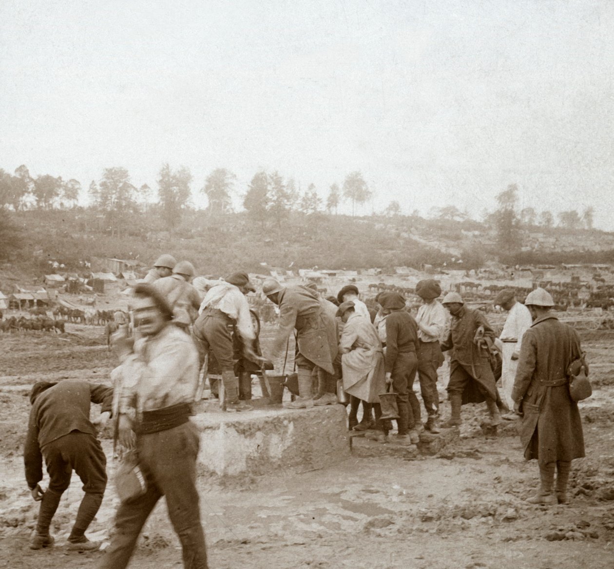 Su için çamurda kuyruğa giren askerler, Genicourt, Kuzey Fransa, c1914-c1918 by Unbekannt
