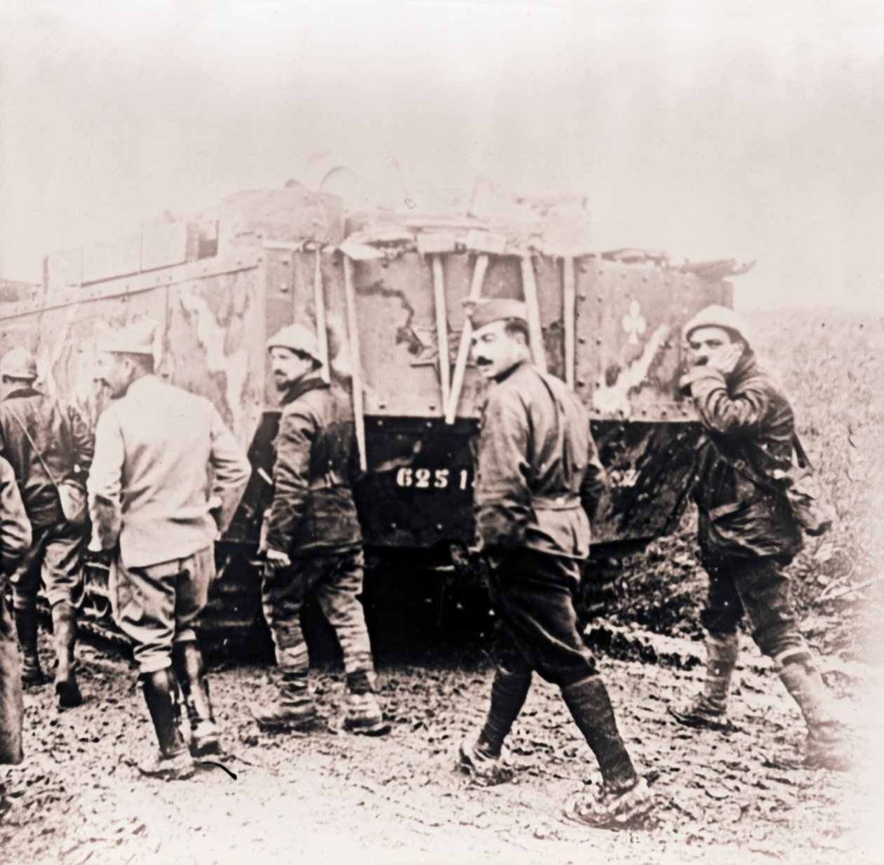 Tankın arkasında yürüyen askerler, c1914-c1918. by Unbekannt