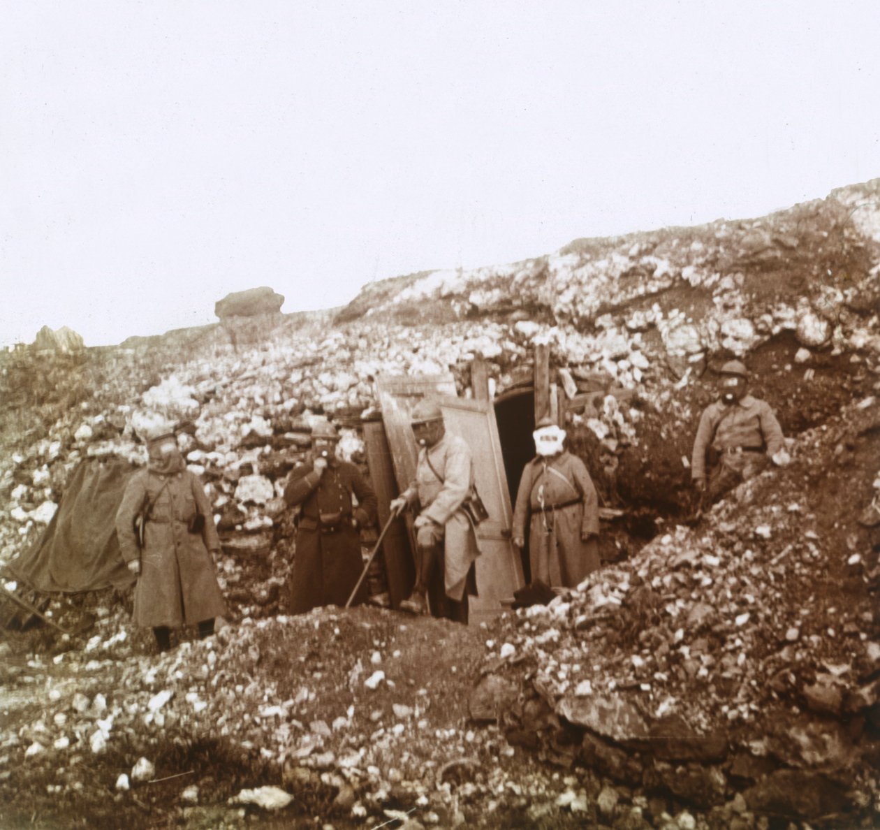 Gaz maskeli askerler, c1914-c1918 by Unbekannt