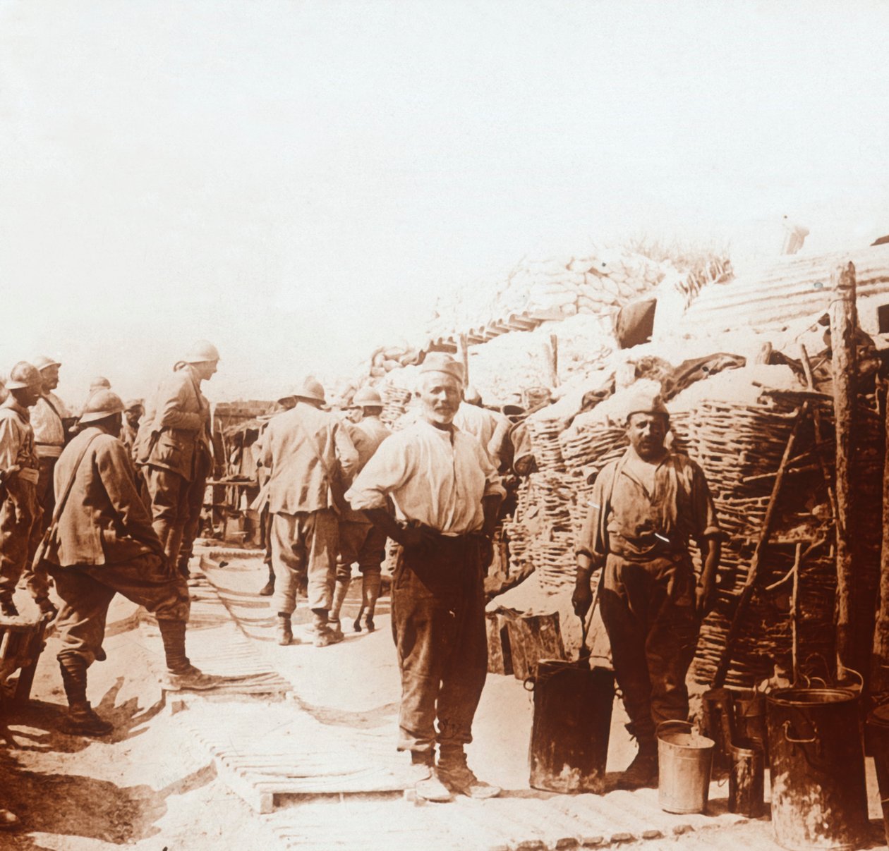 Metal kapları olan askerler, c1914-c1918 by Unbekannt