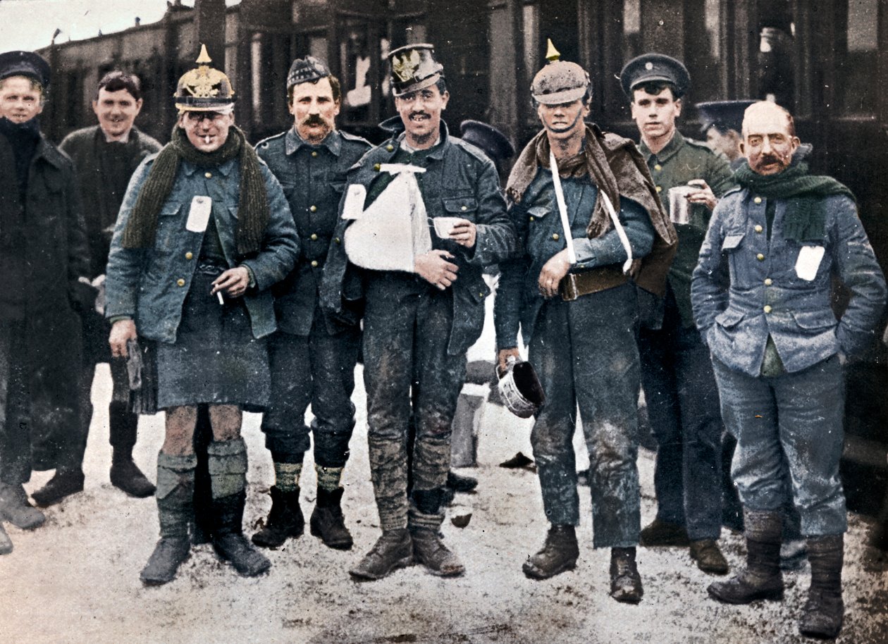 Neuve Chapelle savaşından bazı neşeli yaralılar, ele geçirilen Alman miğferleri giyiyor, 1915 by Unbekannt