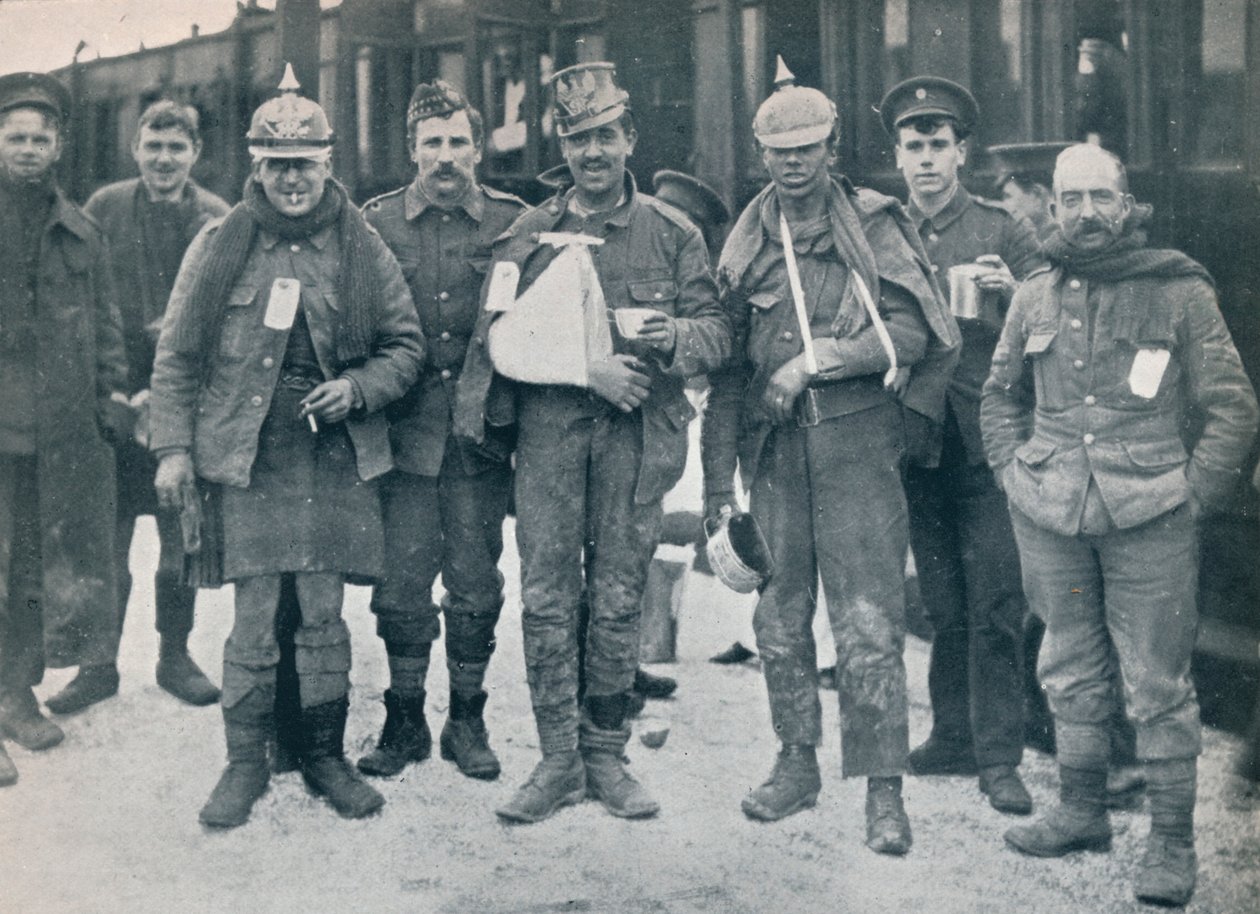 Neuve Chapelle savaşından bazı neşeli yaralılar, ele geçirilen Alman miğferleri giyiyor, 1915 by Unbekannt