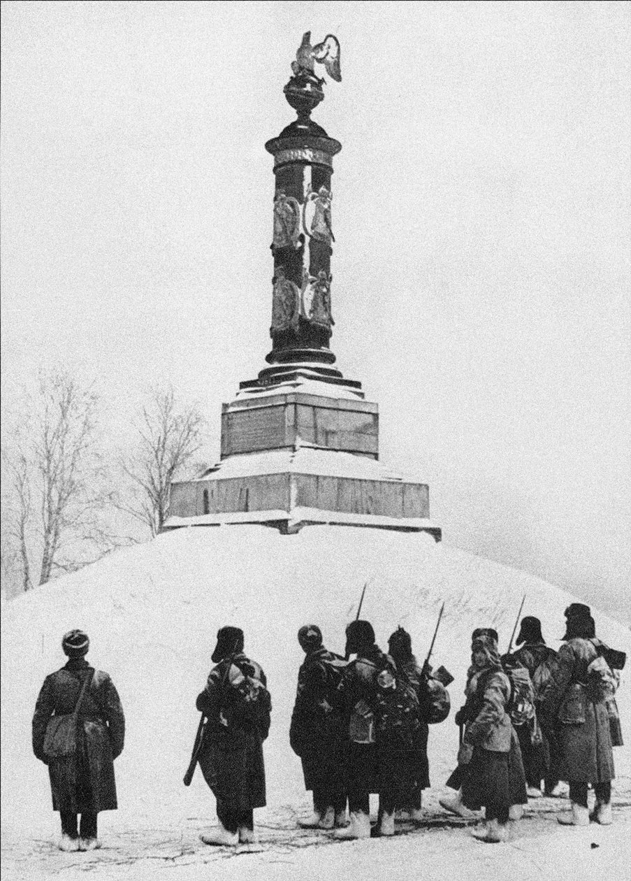 Tarutino Kaluga r köyünde 1812 Savaşı kahramanları anıtında Sovyet askerleri by Unbekannt