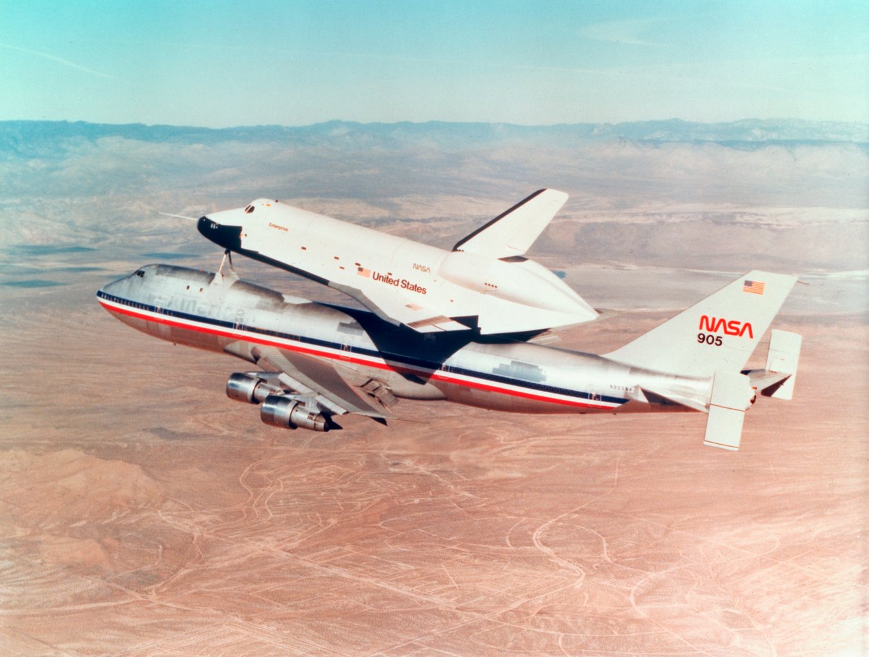 Uzay Mekiği Orbiter, bir Boeing 747 taşıyıcı uçağın üstüne monte edilmiş, 1977 by Unbekannt
