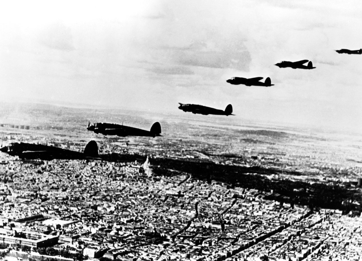 Alman Heinkel He 111 bombardıman uçağının filosu, işgal altındaki Paris üzerinde uçuyor, Temmuz 1940 by Unbekannt