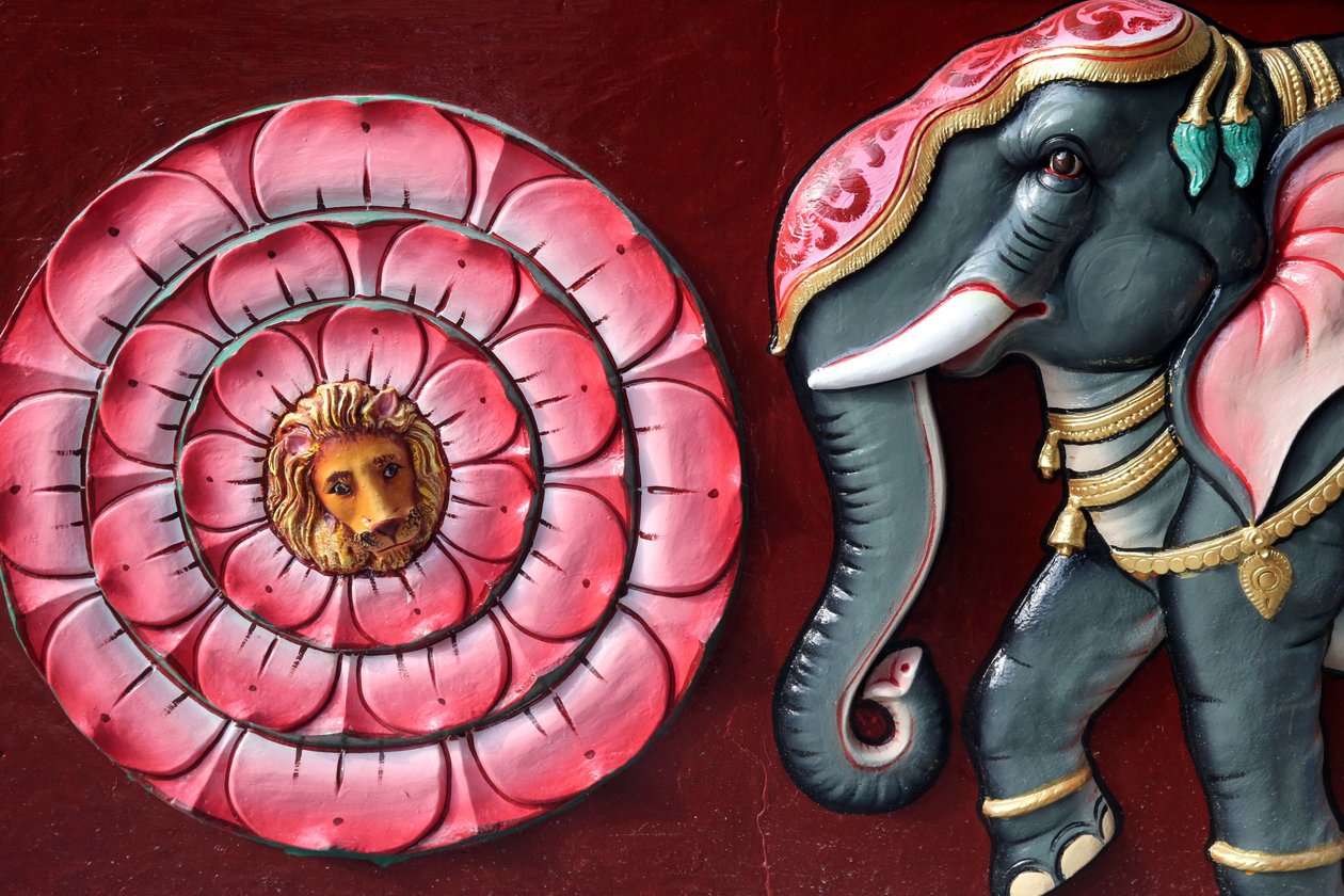 Sri Vadapathira Kaliamman Hindu tapınağı. Fil ve lotus çiçeği. Singapur by Unbekannt