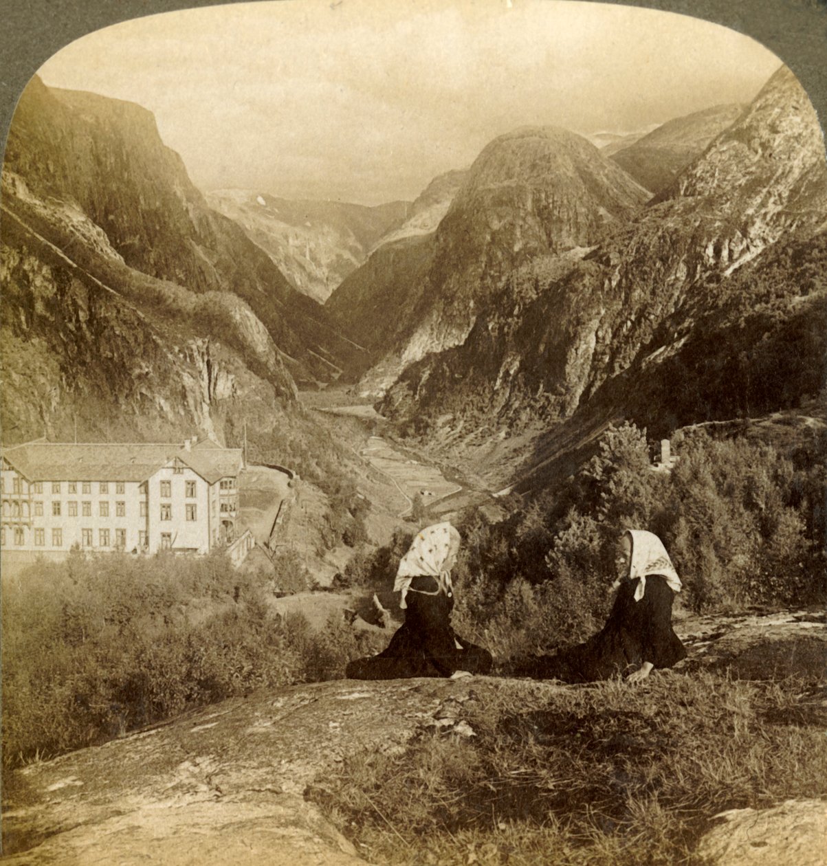 Stalheims Hotel ve muhteşem manzarası, ünlü Naerodal üzerinden, Norveç, 1905. by Unbekannt
