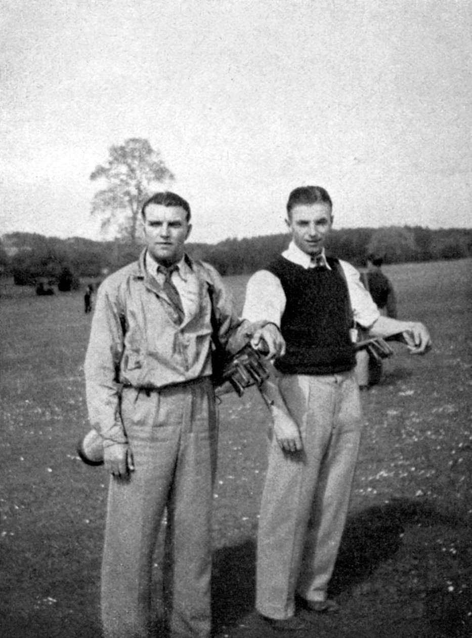 Stanley Matthews ve Eddie Hapgood, bir golf turu sırasında atışlar arasında duraklıyor, 1945 by Unbekannt
