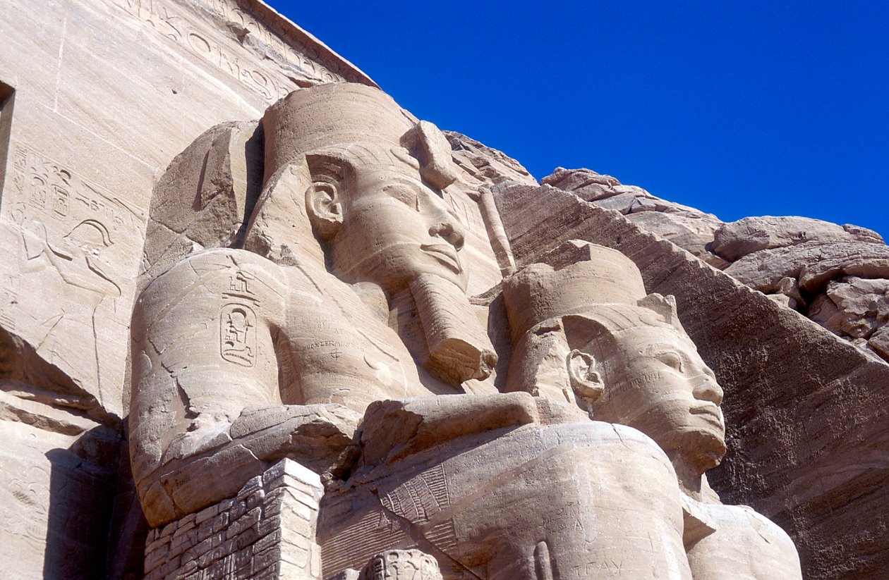 Ramses II heykelleri, ana tapınağın önünde, Abu Simbel, Mısır, MÖ 13. yüzyılın başlarında by Unbekannt