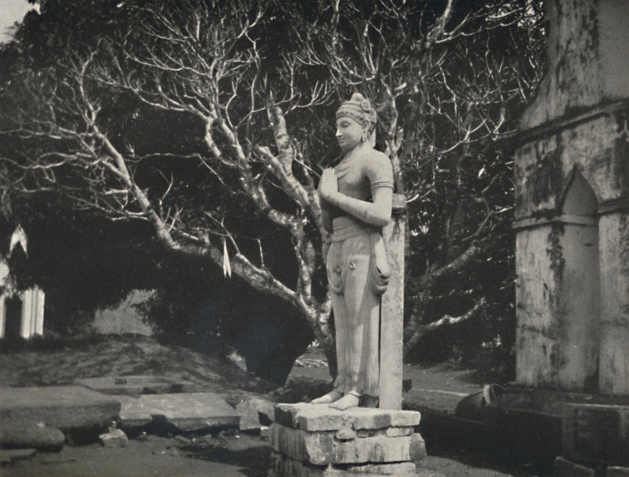 Ruwanwali Dagoba yakınlarındaki taş figür, Anuradhapura, 1926 by Unbekannt