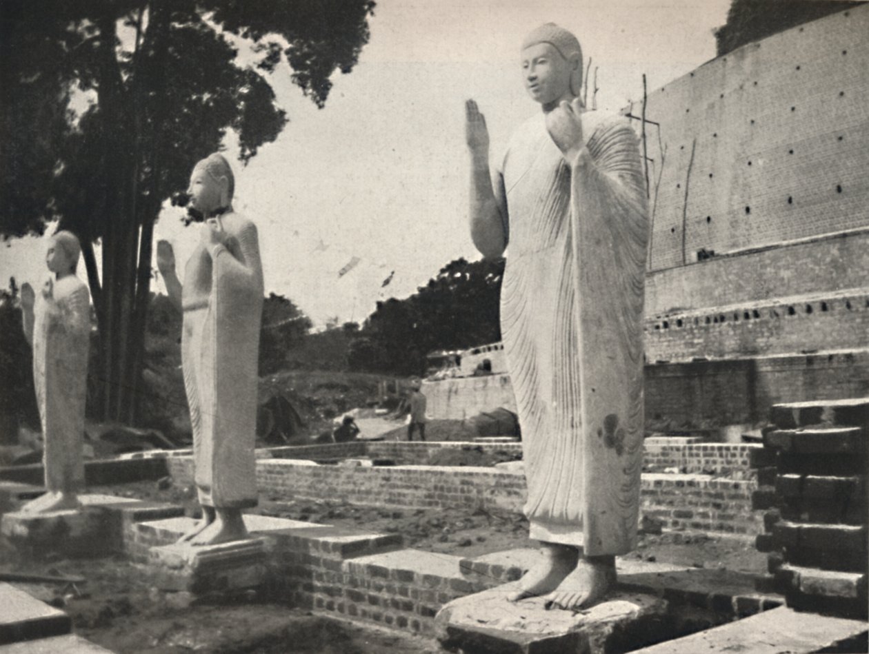 Restorasyon altındaki Ruwanwali Dagoba