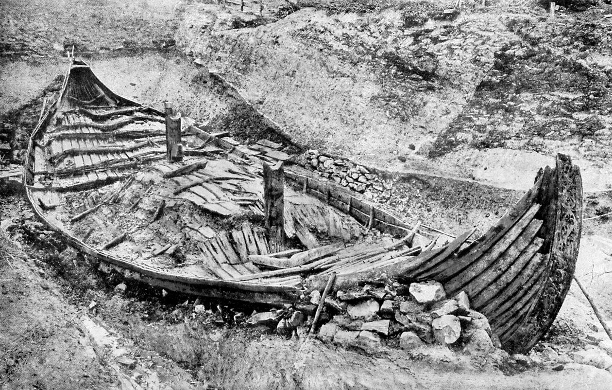 Aylarca süren kazılardan sonra Oseberg Viking gemisinin sert görünümü, Norveç, c1904-1905 by Unbekannt