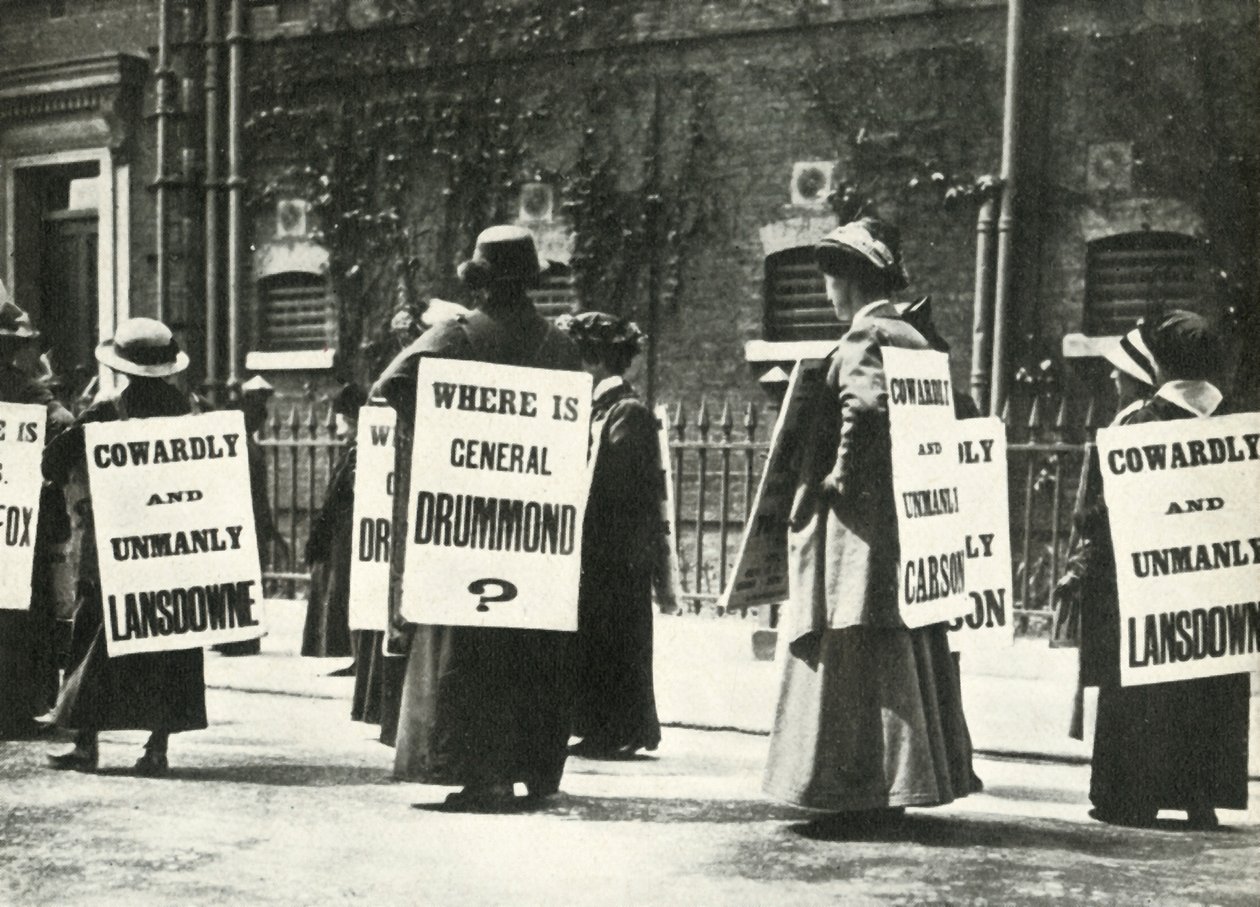 Suffragettes bir hapishanenin önünde gösteri yapıyor, Londra, 1914, 1947. by Unbekannt