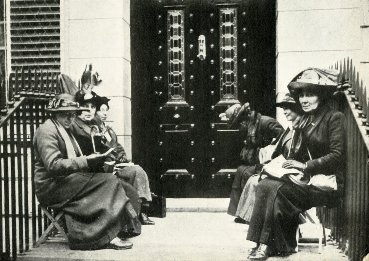 Suffragettes Sir Edward Carsons Londra evinin kapısında bekliyor, 6 Nisan 1914, 1947. by Unbekannt