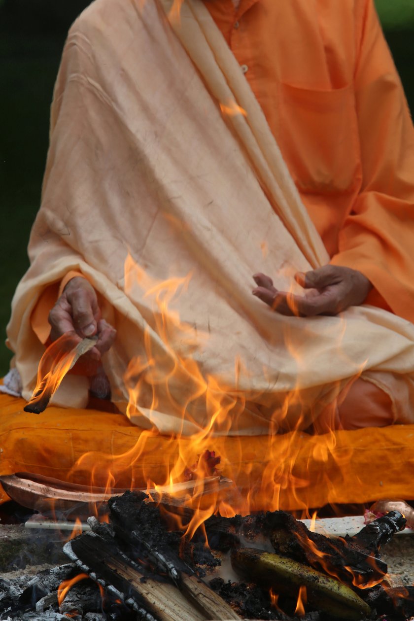 Swami Veetamohanda, Ramakrishna vedantik merkezinin bahçesinde homa ateşi ritüelini gerçekleştiriyor. Gretz. Fransa by Unbekannt