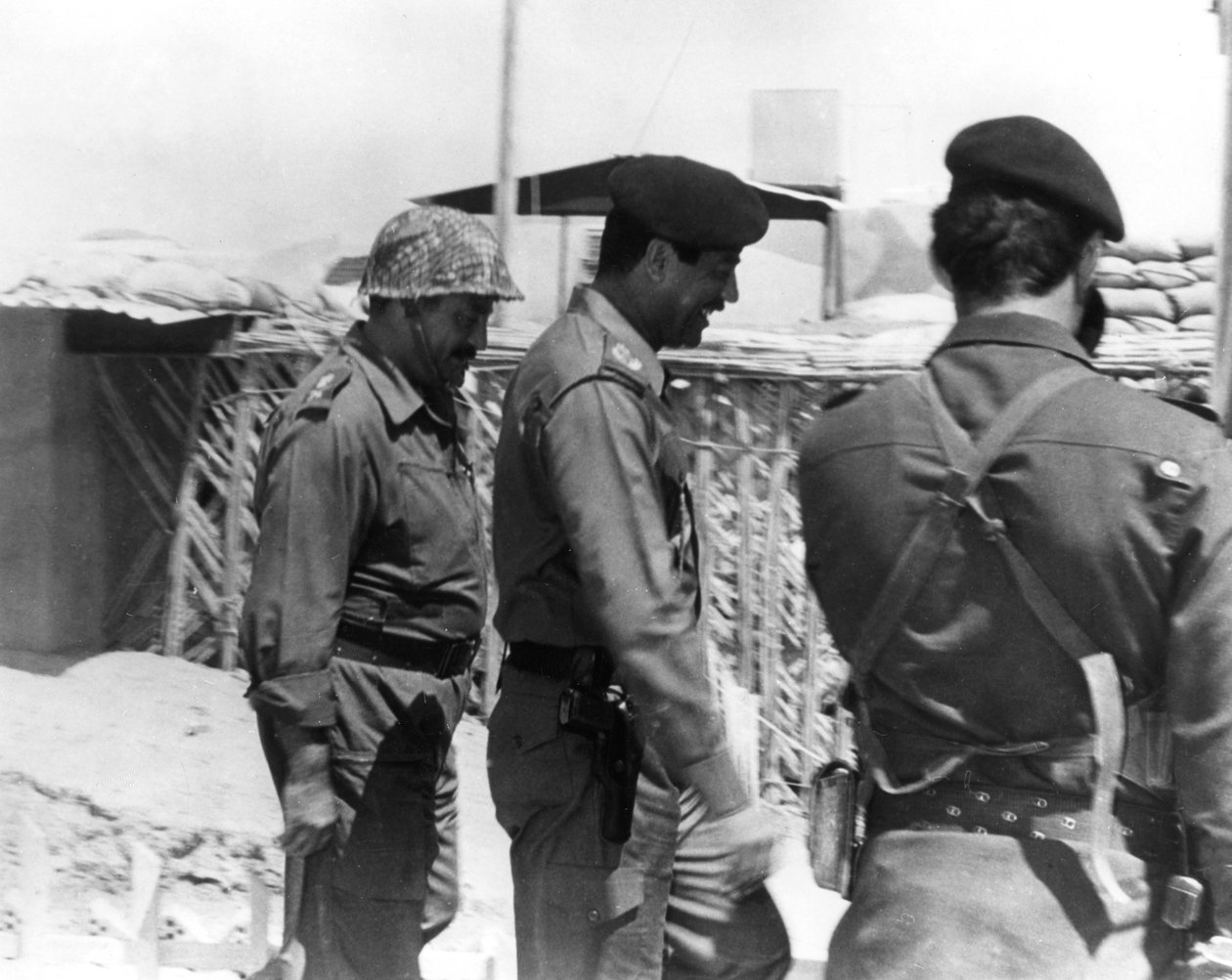 Taha Yasin Ramazan ve Saddam Hüseyin Basra cephesini teftiş ederken, Irak, Şubat 1987 by Unbekannt