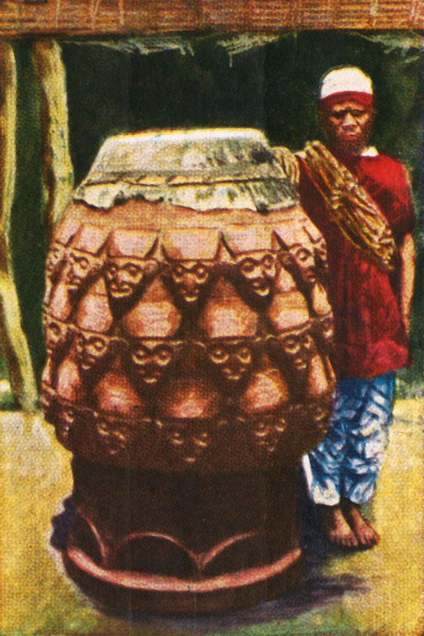 Konuşan davul, Kamerun, c1928. by Unbekannt