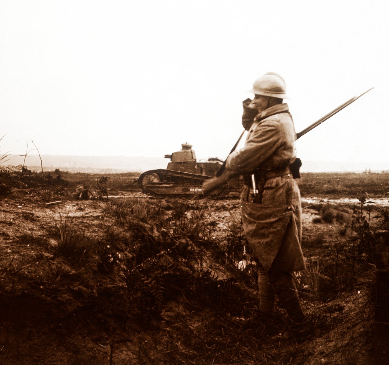 Savaş alanında tank ve asker, c1914-c1918 by Unbekannt