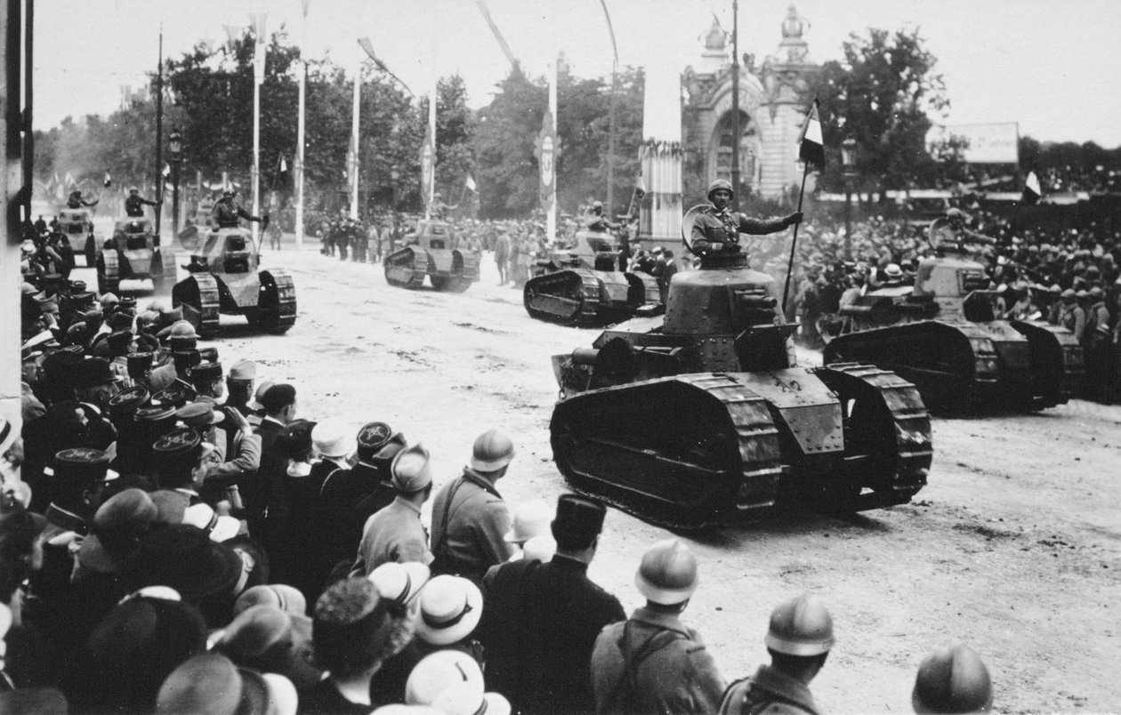 Büyük zafer geçit törenindeki tanklar, Paris, Fransa, 14 Temmuz 1919 by Unbekannt