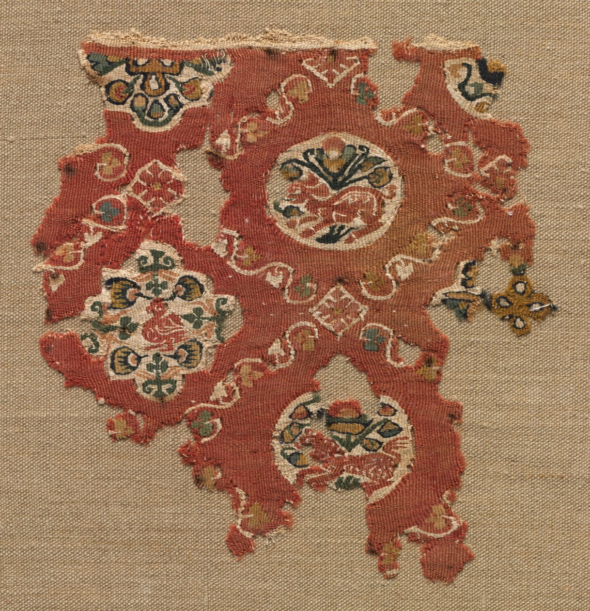 Madalyonlarda hayvan kafesli goblen, 600