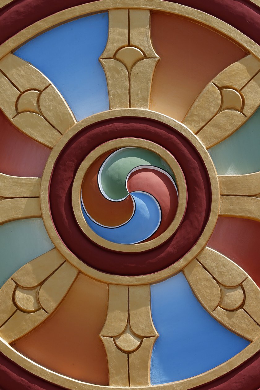Bin Buda Tapınağı. Dashang Kagyu Ling cemaati. Dharma çarkı, La Boulaye, Fransa by Unbekannt