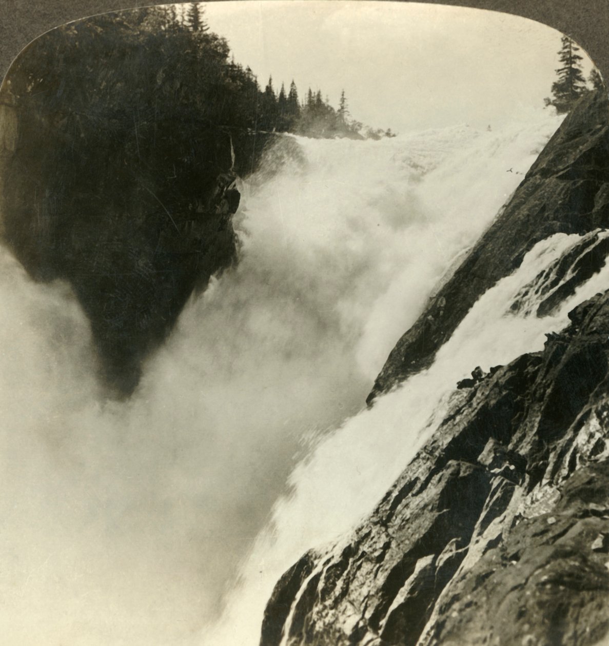 Terrific splendor of the mighty Riukan Falls, where it begins its 800 foot drop, Norway, c1905.  by Unbekannt