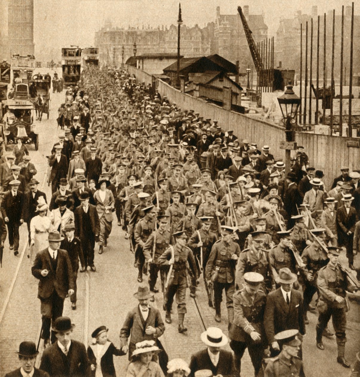 Yaz Kampından Bölgeler - Teriyerler Westminster Köprüsü üzerinde kolayca yürüyor, 1914-1918, 1933. by Unbekannt
