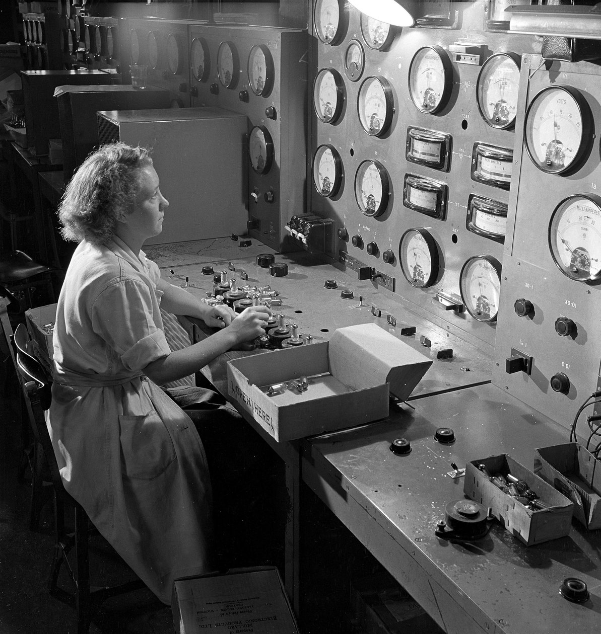 Elektronik (elektronik) valflerin test edilmesi, Mitcham by Unbekannt