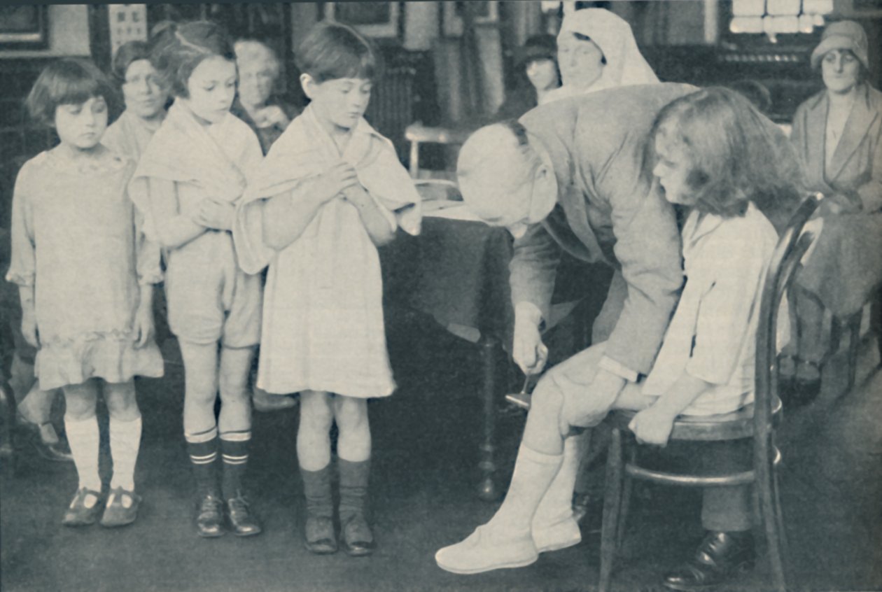 Sinir hastalığı belirtisi için patella refleksinin test edilmesi, c1935 by Unbekannt