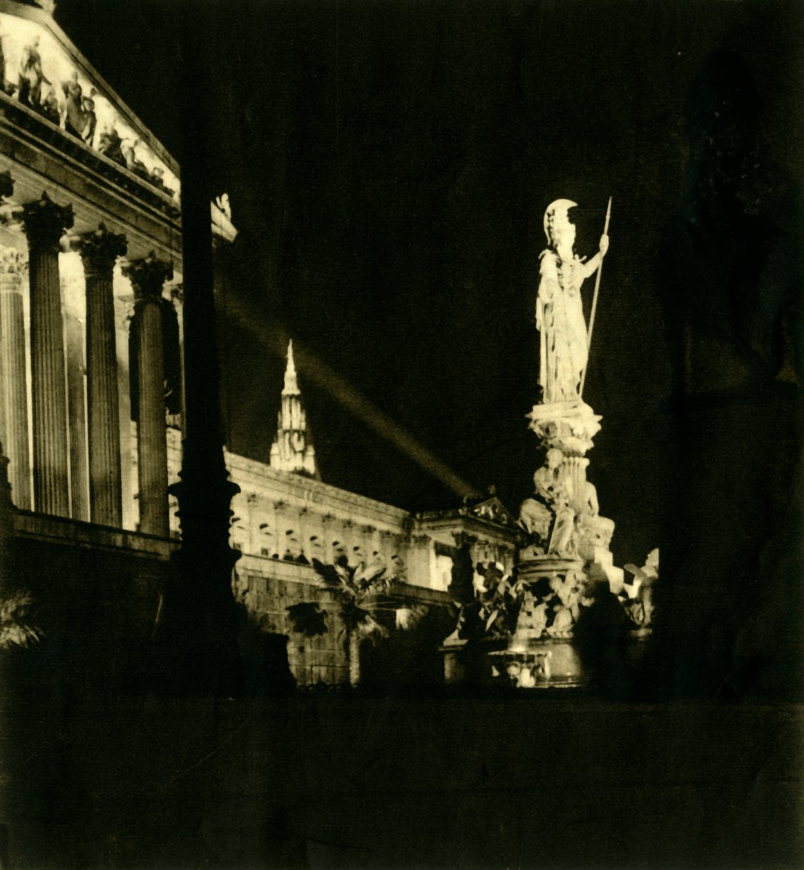 Avusturya Parlamento Binası gece, Viyana, Avusturya, c1935. by Unbekannt