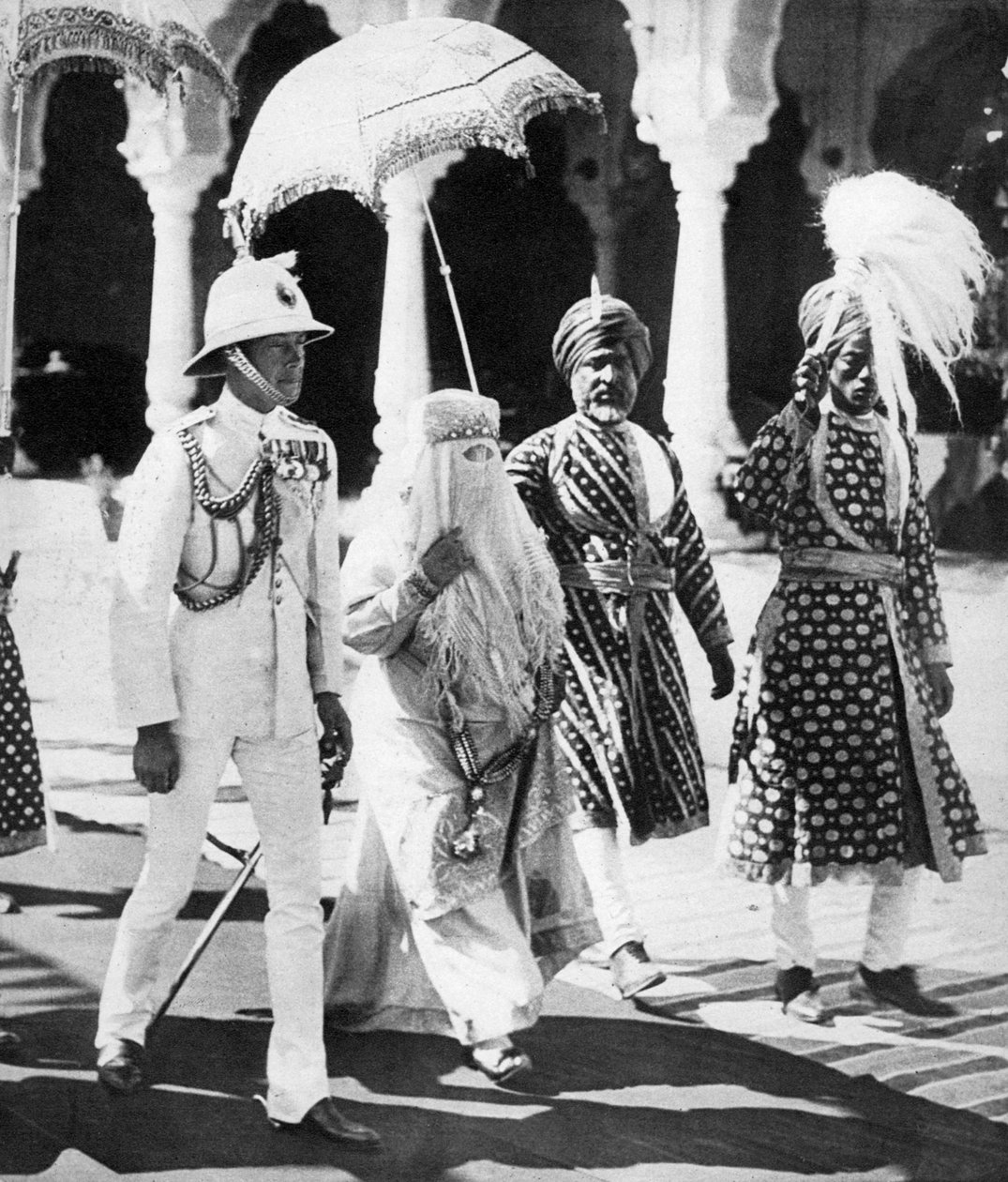 Bhopal'ın Begum'u, Galler Prensi'ne Durbar Salonu'na kadar eşlik ediyor, Hindistan, 1921 by Unbekannt