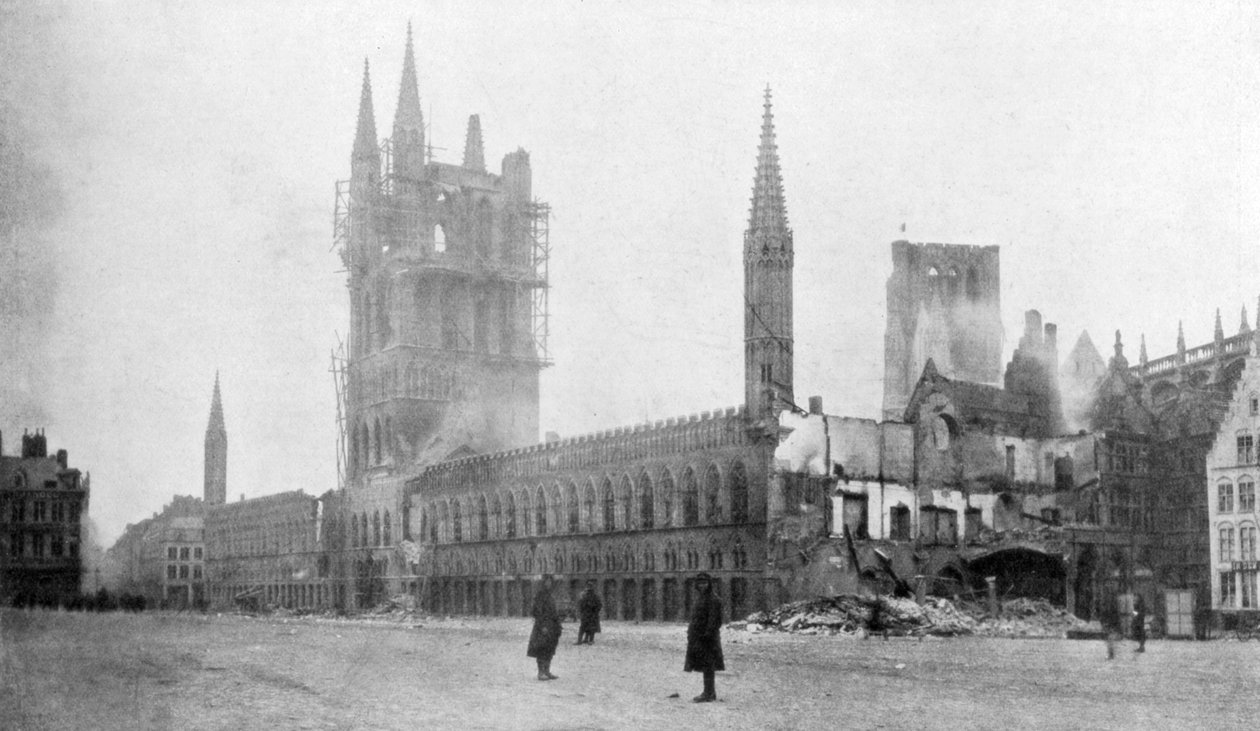 Ypres Çan Kulesi ve Kumaş Salonu, Belçika, 24 Kasım 1914 by Unbekannt