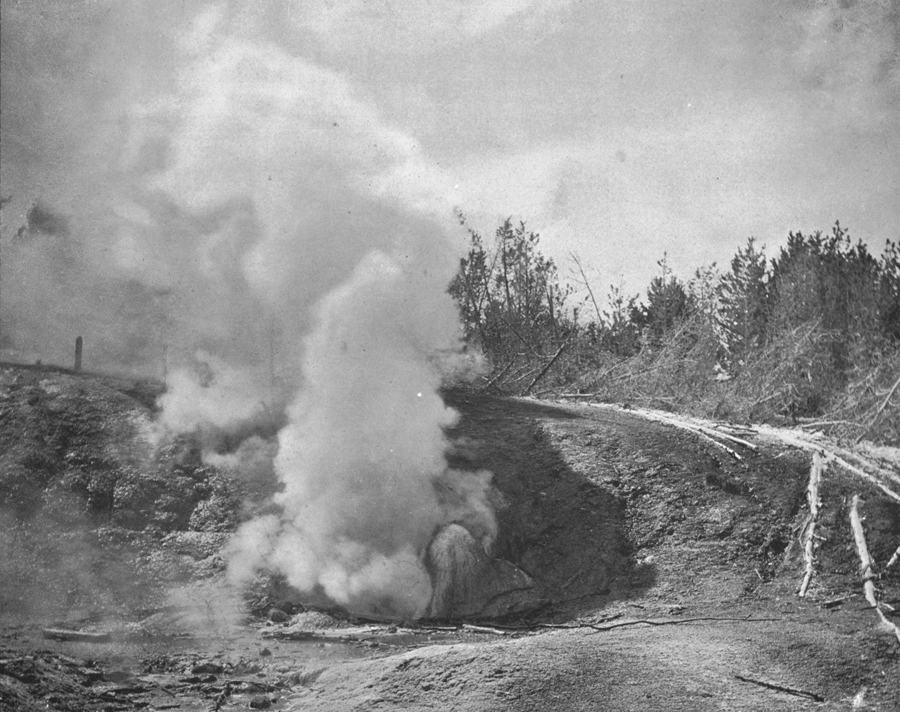 The Black Growler, Norris Gayzer Havzası, Yellowstone Park, Montana, ABD, c1900. by Unbekannt