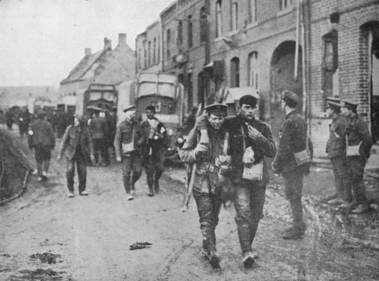 İngilizler, bir saldırıdan sonra bir pansuman istasyonuna dönerken, 1915 by Unbekannt