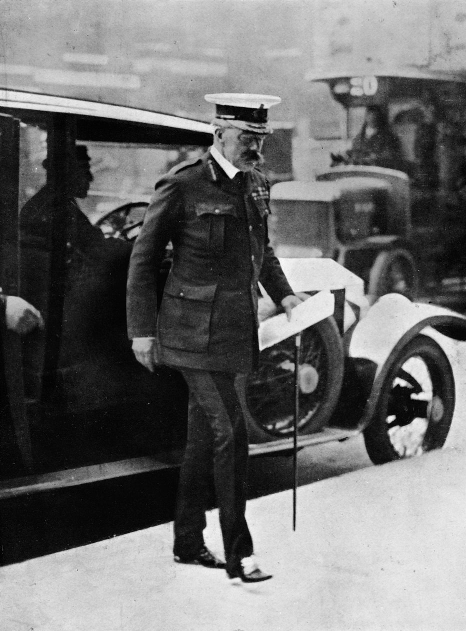 Kabine krizi: Lord Kitchener, 1915 Savaş Ofisine varıyor by Unbekannt