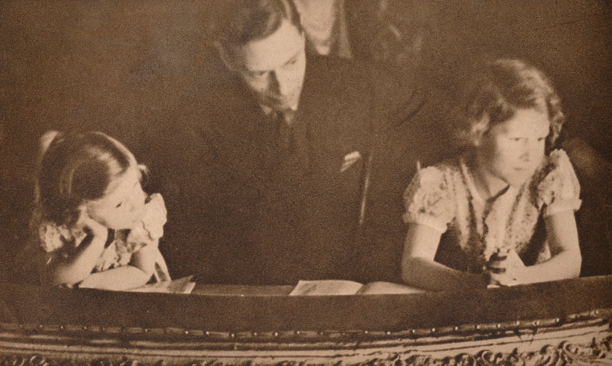 York Dükü ve Prensesler Elizabeth ve Margaret pandomimde, 6 Şubat 1935. by Unbekannt