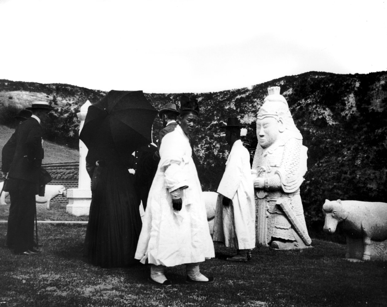 Japonya İmparatoru bir mezarı ziyaret ediyor, Kore, 1900 by Unbekannt
