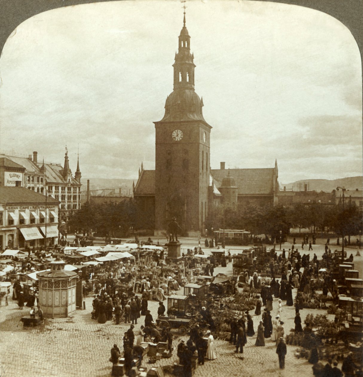 Büyük Pazar, heykelin etrafındaki Christian IV, Christiania, Norveç, c1905. by Unbekannt