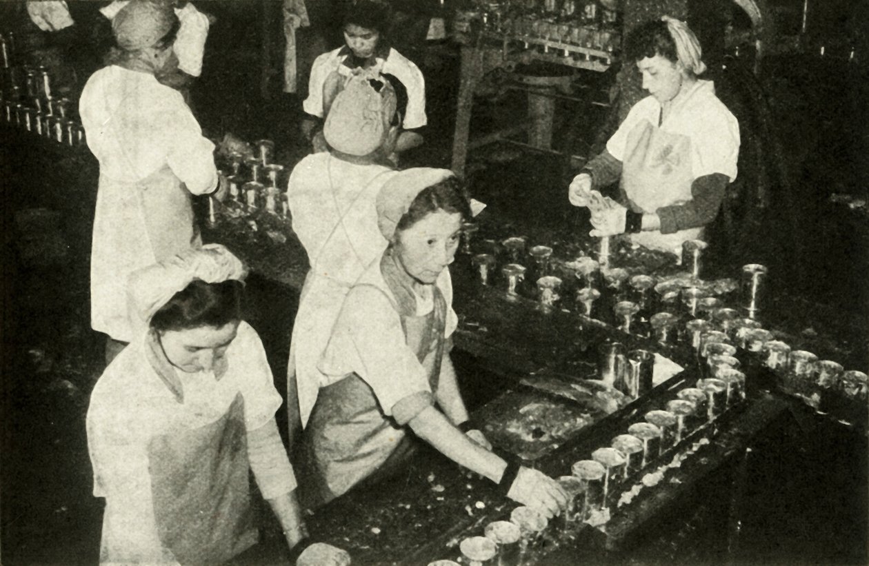 Büyük Somon Endüstrisi - Konserve bölümünde çalışan Hintli kızlar, c1948. by Unbekannt