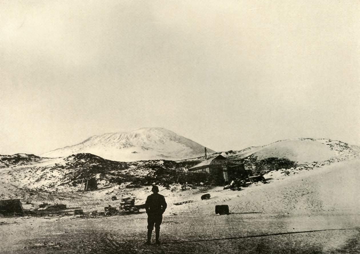 Arka planda Erebus Dağı ile Kulübe, 1908, 1909 Sonbaharında. by Unbekannt